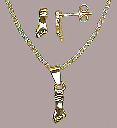 Brincos e pingente figuinha. Folheado a ouro 18k