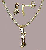 Brincos e pingente figuinha. Folheado a ouro 18k
